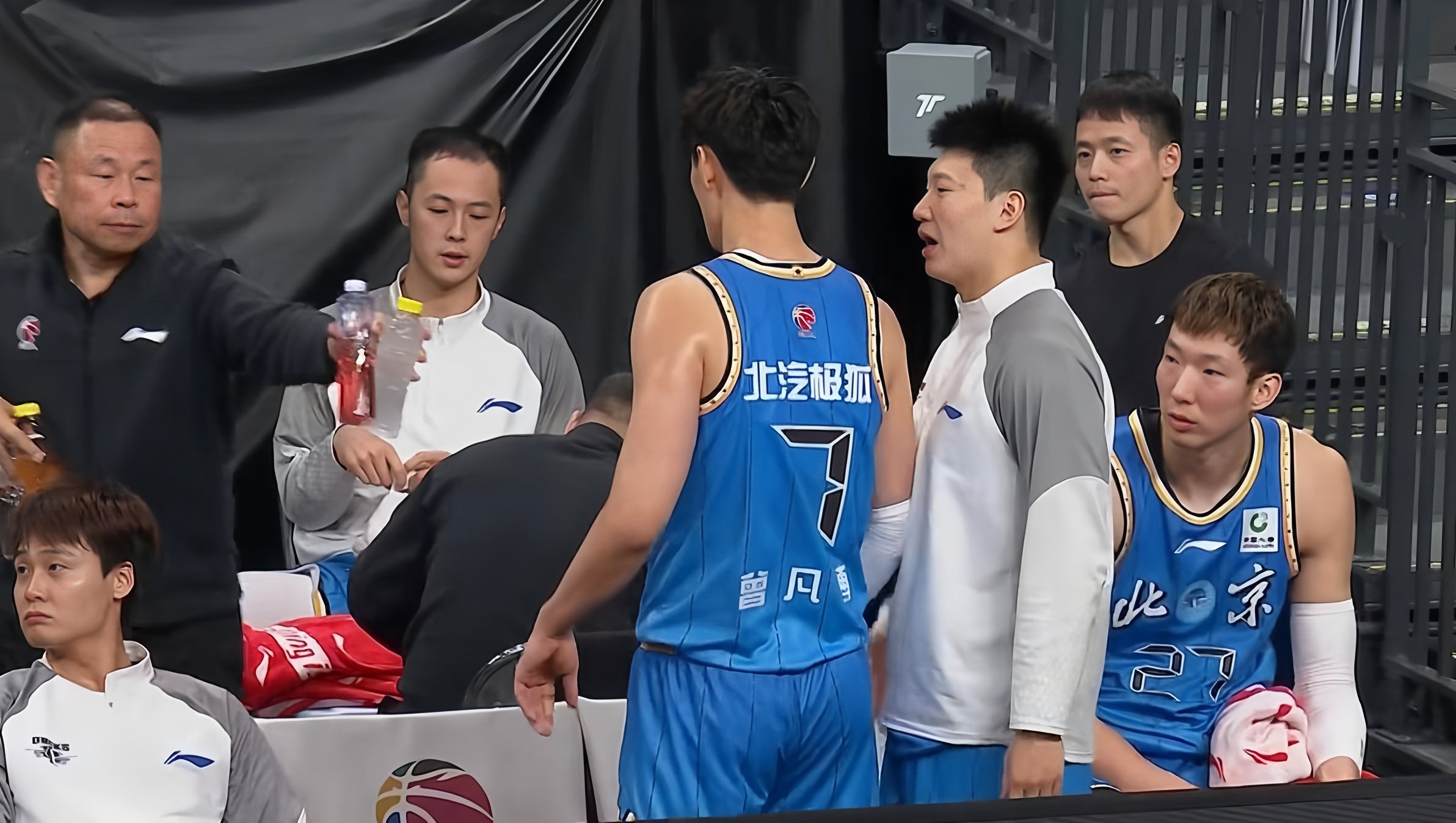 山东泰山官宣签约备战足总杯字母哥在快船比赛中逆转，现场解说直呼：转会期深圳男篮备战德国杯