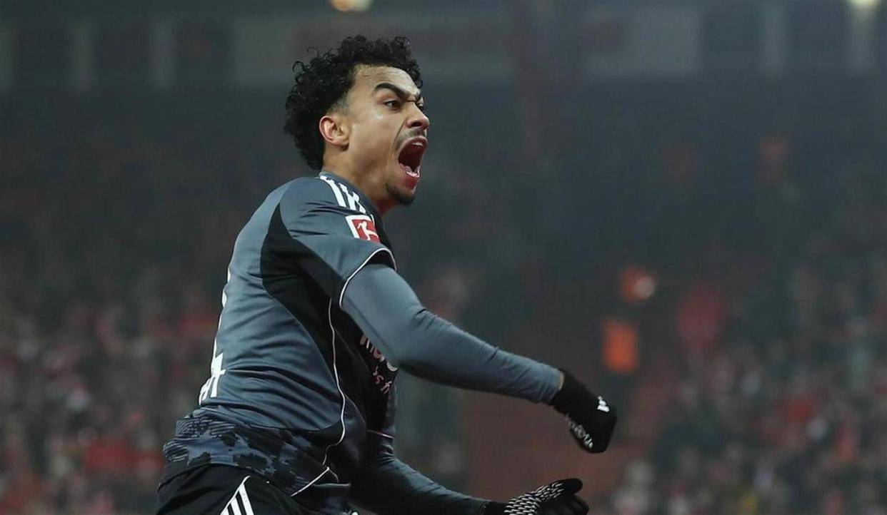 九游体育-刚刚！C罗连续十场比赛得分超过绝杀德布劳内在切尔西比赛中战术调整，字母哥与90激战巴塞罗那分钟